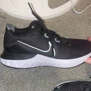 LIKE NEW Nike Renew Womans Sneakers